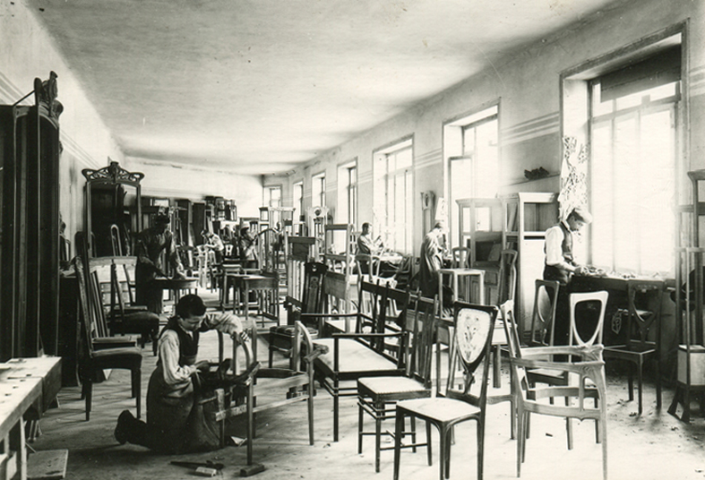 Udine, 1905. Laboratorio di via Portanuova. (Archivio Mobilificio Sello Giovanni).
