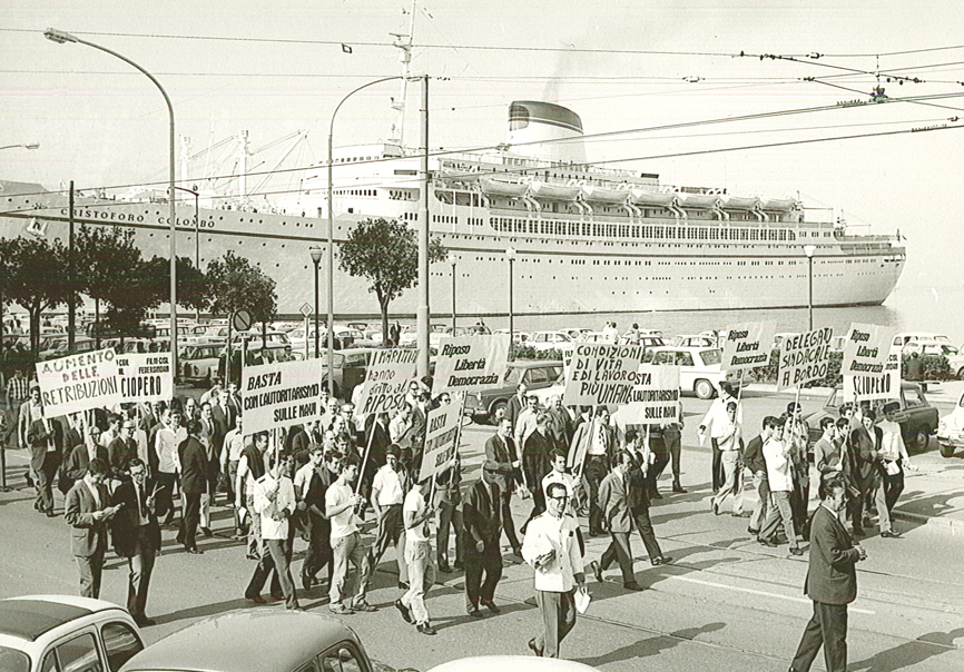 Trieste, ottobre 1970. Agitazione dei marittimi del transatlantico Cristoforo Colombo (Istituto Livio Saranz, Fototeca, b. 518).