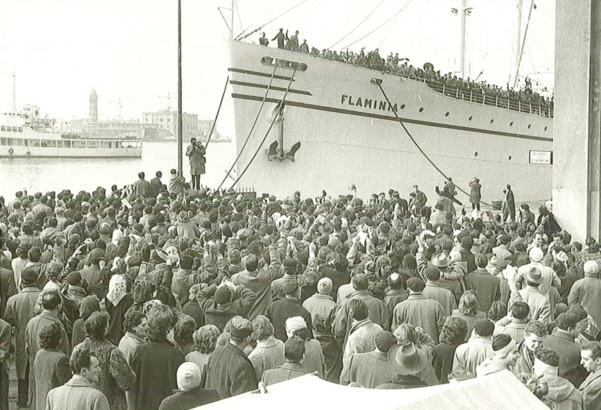 Trieste, 22 febbraio 1956. Partenza degli emigranti verso l'Australia (Istituto Livio Saranz, Fototeca, b. 997, n. 1).