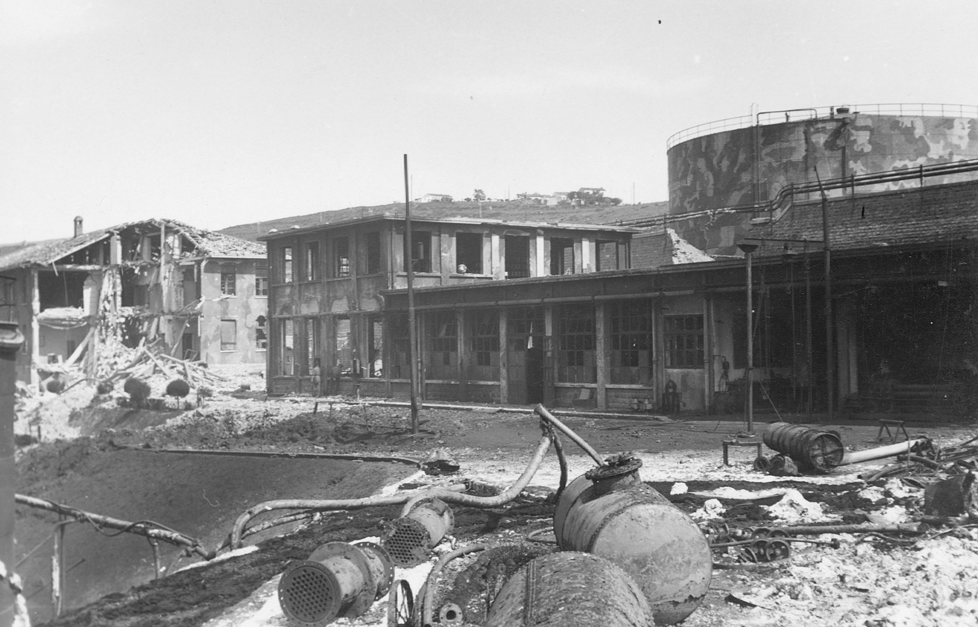 Danni da bombardamento alla Raffineria Aquila, 1944, Trieste.
(Archivio di Stato di Trieste, Archivio Aquila S.p.A., Archivio fotografico).
